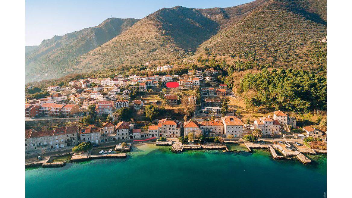 Plac na 100m od mora u Bokokotorskom zalivu, Kotor