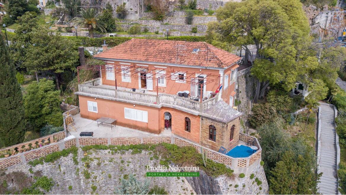 Kuća nalik tvrđavi na prvoj liniji od mora, Herceg Novi