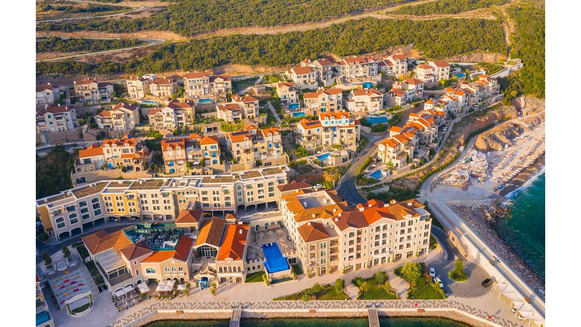 Lustica Bay Centrale, Tivat