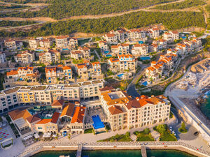 Lustica Bay Centrale, Tivat