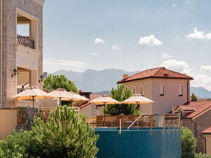 Lustica Bay Centrale, Tivat