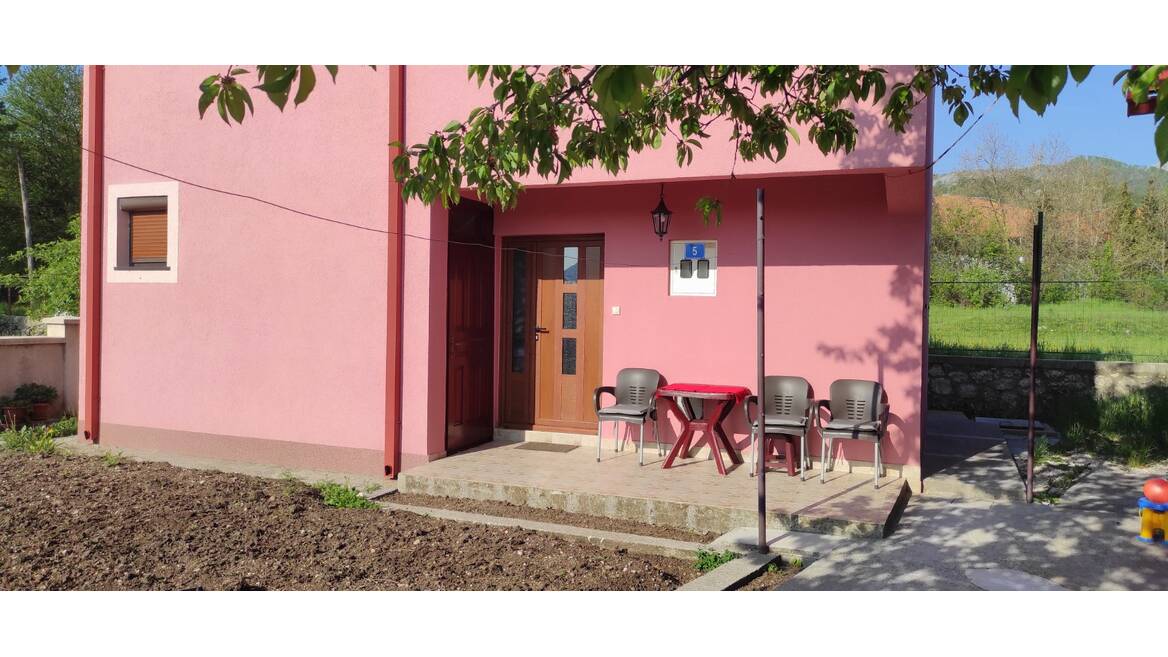 Humci bb, Cetinje