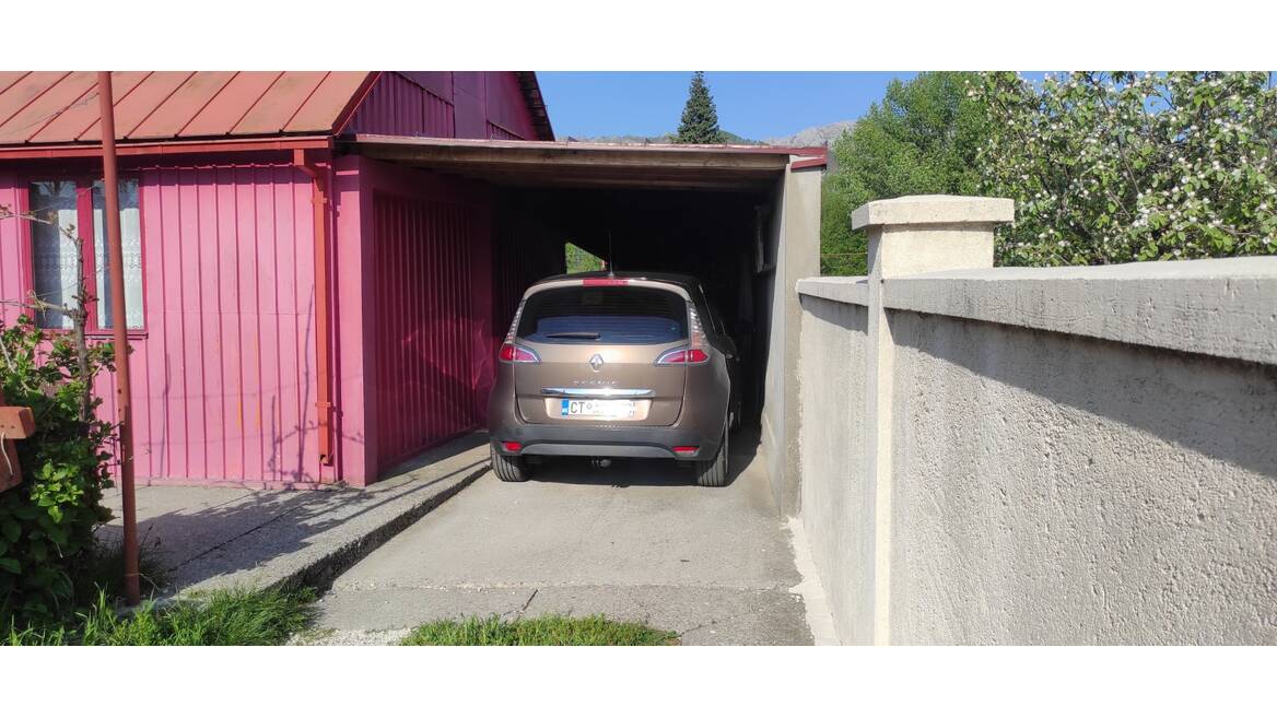 Humci bb, Cetinje
