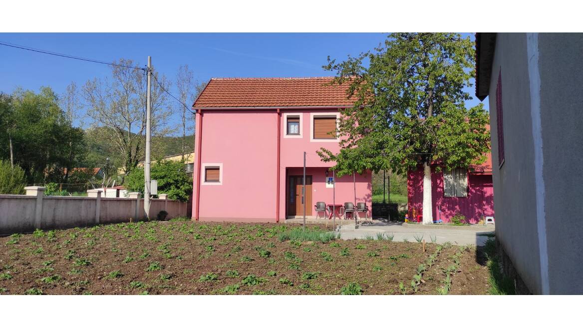 Humci bb, Cetinje
