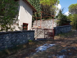 k5928 Kuća okružena borovima u seoskom području, Kotor, Grbalj, Kotor