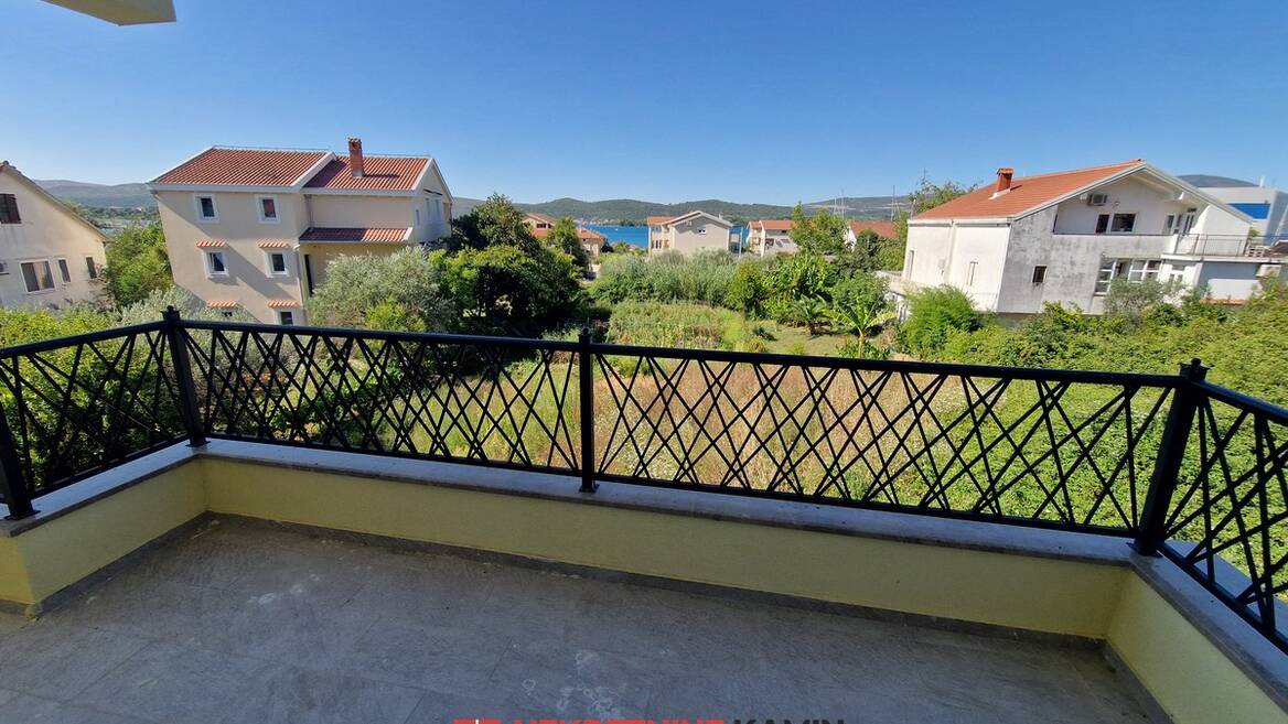 h7097 Zgrada sa 6 stanova i 2 velike krovne terase, Tivat, Tivat