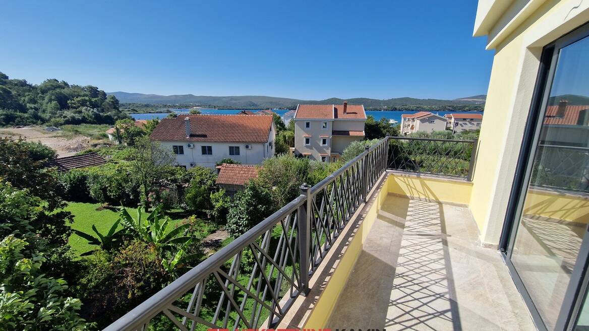 h7097 Zgrada sa 6 stanova i 2 velike krovne terase, Tivat, Tivat