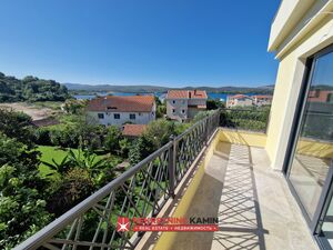 h7097 Zgrada sa 6 stanova i 2 velike krovne terase, Tivat, Tivat