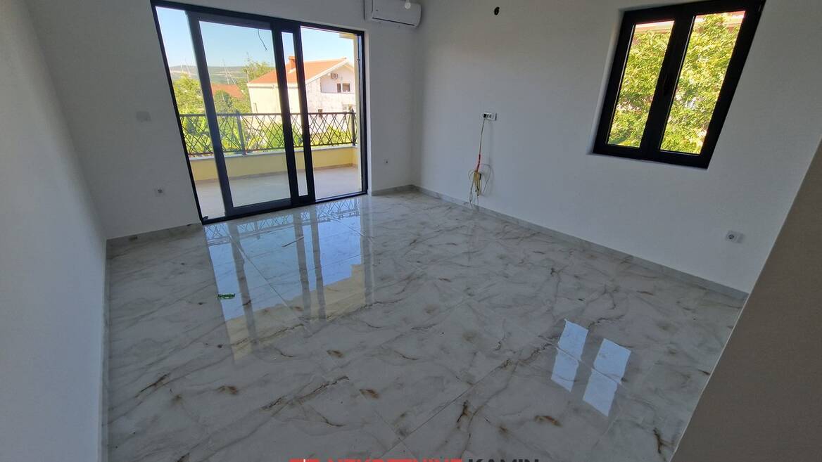 h7097 Zgrada sa 6 stanova i 2 velike krovne terase, Tivat, Tivat