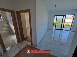 h7097 Zgrada sa 6 stanova i 2 velike krovne terase, Tivat, Tivat