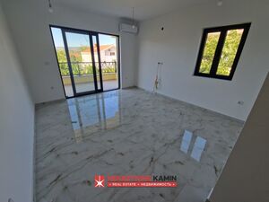 h7097 Zgrada sa 6 stanova i 2 velike krovne terase, Tivat, Tivat