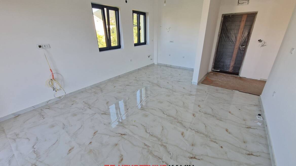 h7097 Zgrada sa 6 stanova i 2 velike krovne terase, Tivat, Tivat