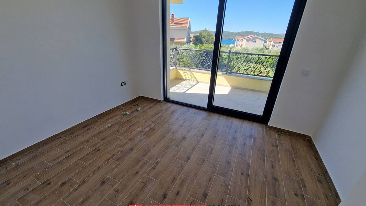 h7097 Zgrada sa 6 stanova i 2 velike krovne terase, Tivat, Tivat