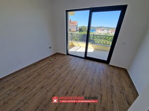 h7097 Zgrada sa 6 stanova i 2 velike krovne terase, Tivat, Tivat