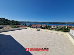 h7097 Zgrada sa 6 stanova i 2 velike krovne terase, Tivat, Tivat