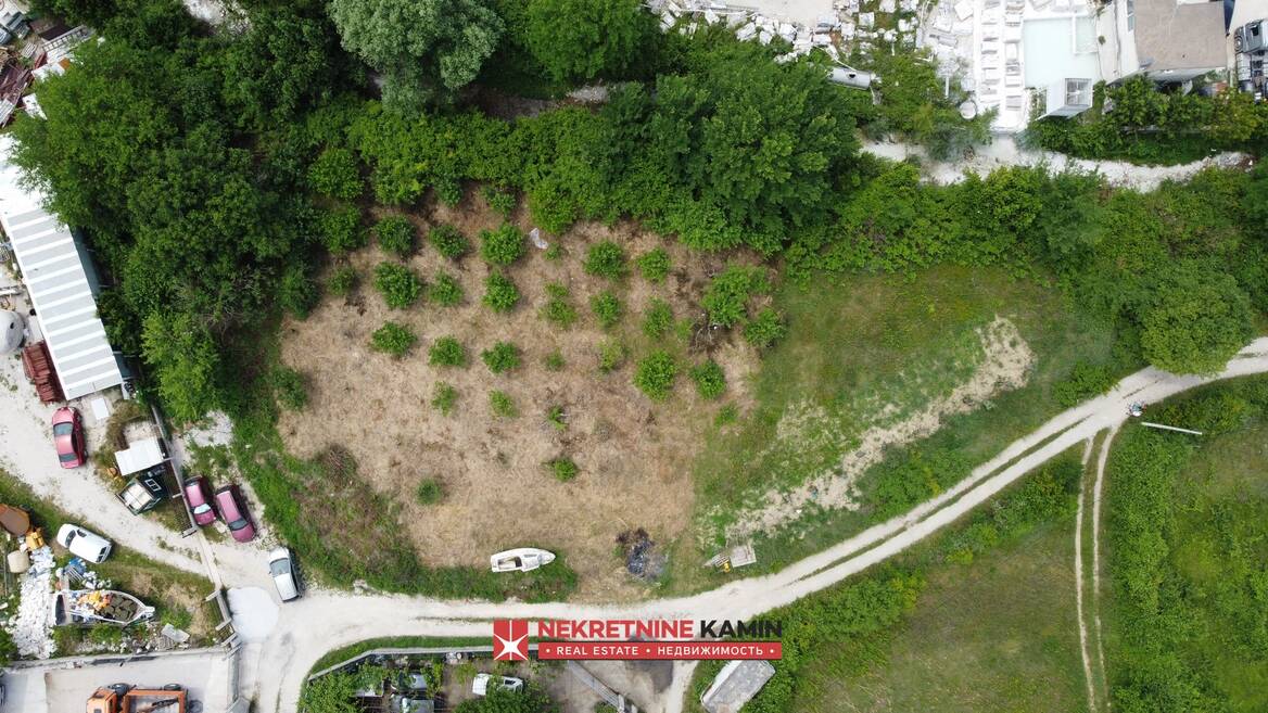 p1013 Urbanizovan plac u mjestu Lješevići, Grbalj, Kotor