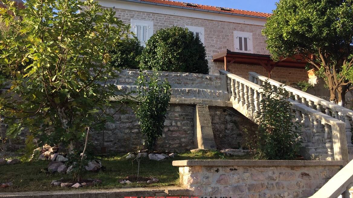 k5946 Renovirana kamena kuća iz 1678.godine na placu 1400m2, H.Novi, Kamenari, Herceg Novi