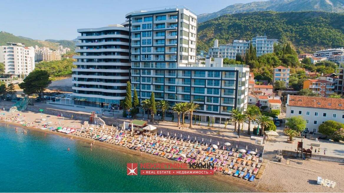 Dvosoban stan na prvoj liniji do mora, Rafailovići, Budva